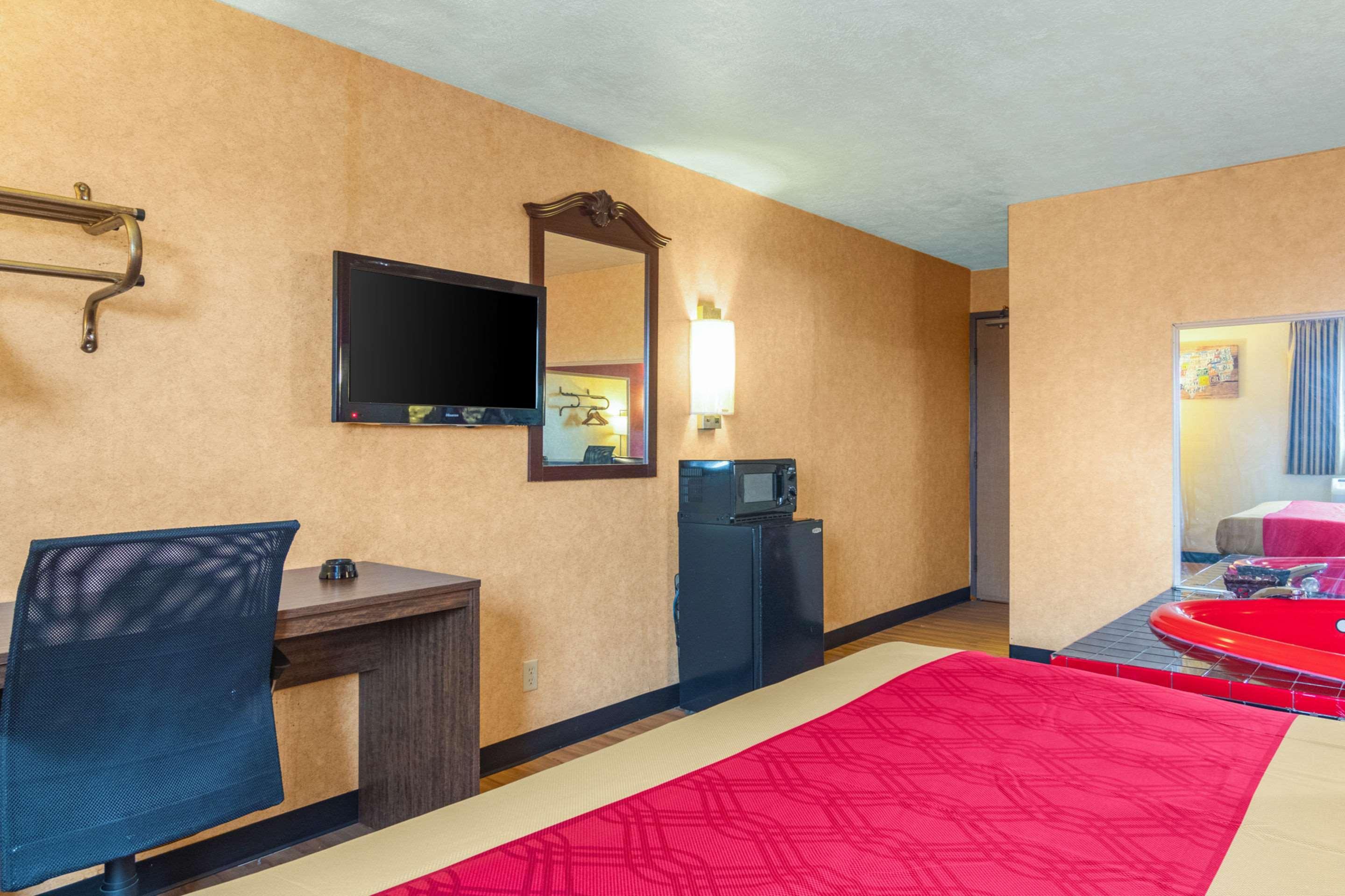 Econo Lodge Kent Exterior photo