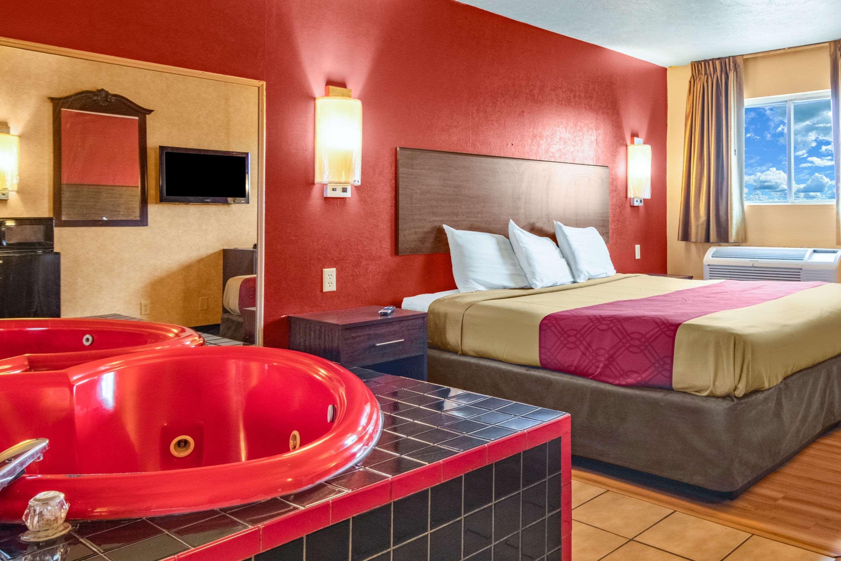 Econo Lodge Kent Exterior photo